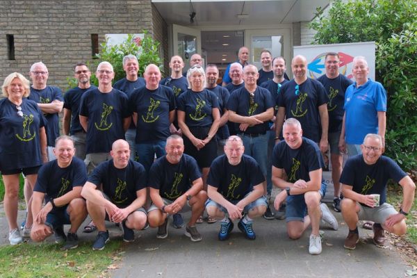 Vrijwilligers pakken tasjes in met proviant