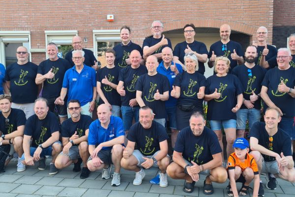 Vrijwilligers pakken tasjes in met proviant