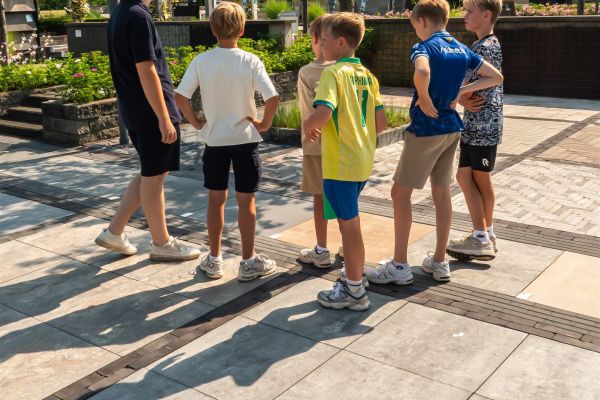 Kinderen zijn aan het koken met verse lokale producten