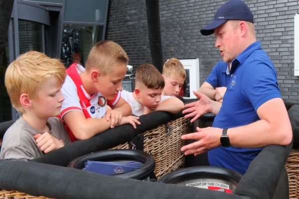 Kinderen in een luchtballon