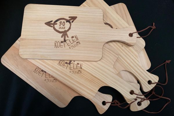 Stapel houten plankjes met roefellogo erop