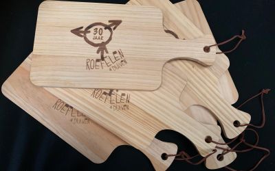 Stapel houten plankjes met roefellogo erop